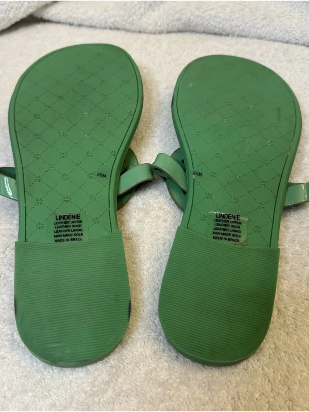 Antonio Melani Medallion Flat Sandals 6.5 Mint Green Patent Leather T-Strap VGC